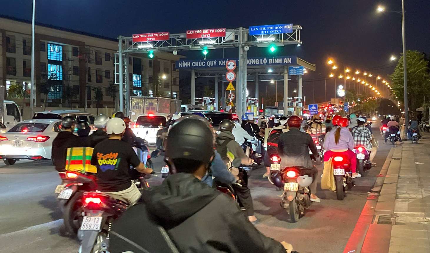 Phu Cuong bridge in Ho Chi Minh City is congested. Photo: Dinh Trong