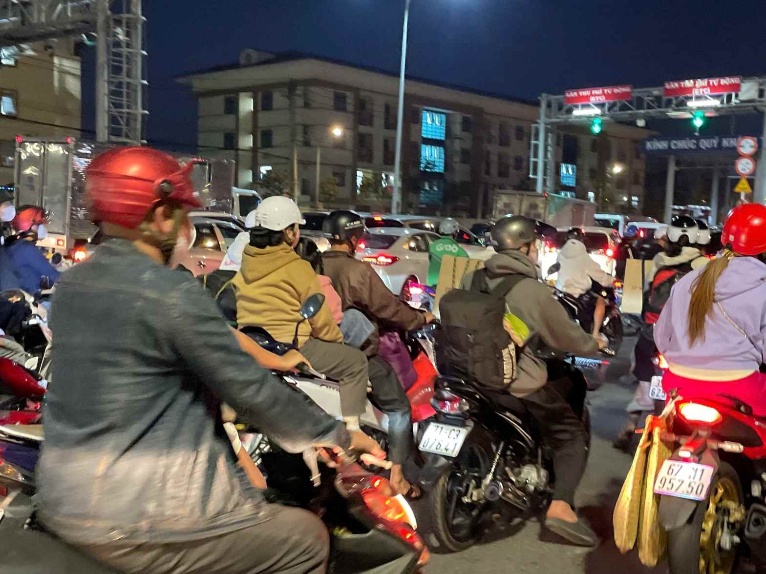 Đoạn qua cầu Phú Cường các phương tiện di chuyển chậm, nhích từng chút một. Ảnh: Đình Trọng