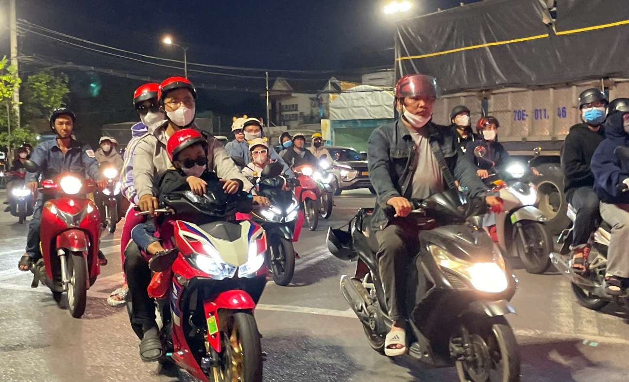 Người lao động làm việc ở các khu công nghiệp ở phía Bắc TPHCM sử dụng xe máy về quê. Ảnh: Đình Trọng