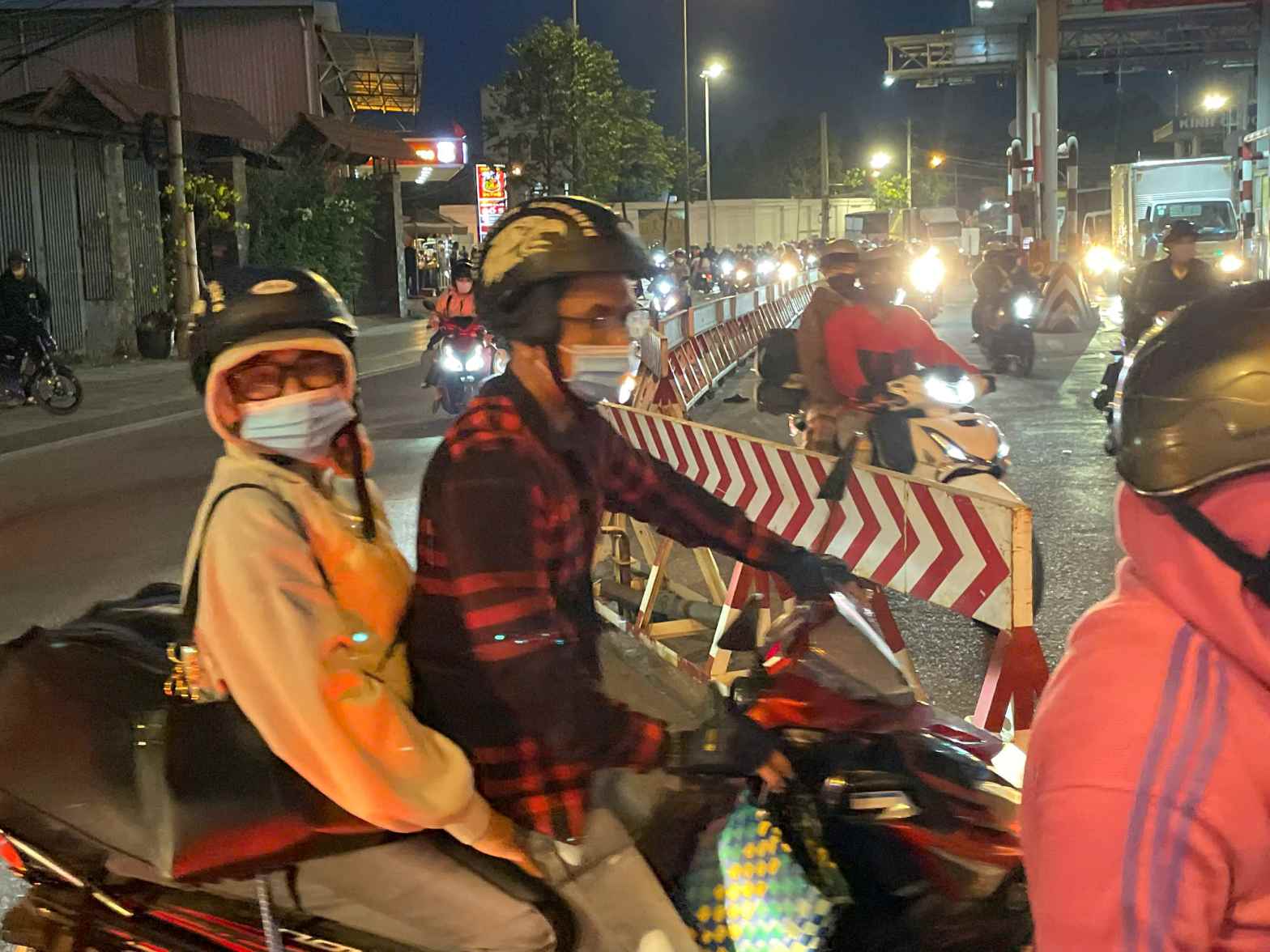 Giao thông ở khu vực cầu Phú Cường đang trở nên quá tải trước dòng phương tiện ùn ùn đổ về đây. Ảnh: Đình Trọng