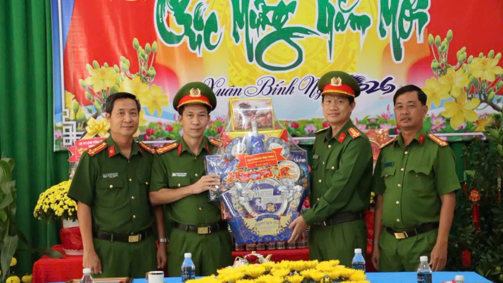 Đại tá Nguyễn Nhật Trường – Phó Giám đốc Công an tỉnh, tặng quà, chúc tết đơn vị Văn phòng Cơ quan Cảnh sát điều tra. Ảnh: Tấn An                    