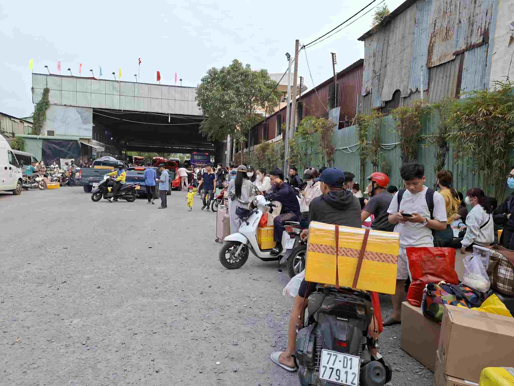 Rất đông hành khách chờ lên xe ở bãi xe Thành Công chiều 13.2. Ảnh: Minh Quân