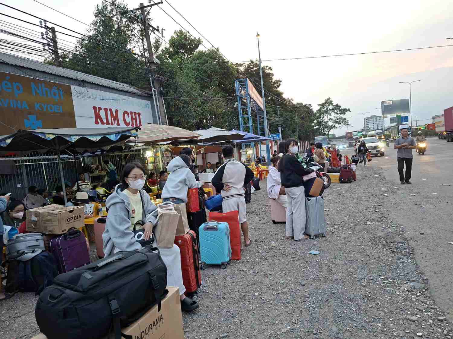 Passengers waiting for buses on National Highway 1, near Song Than overpass. Photo: Minh Quan