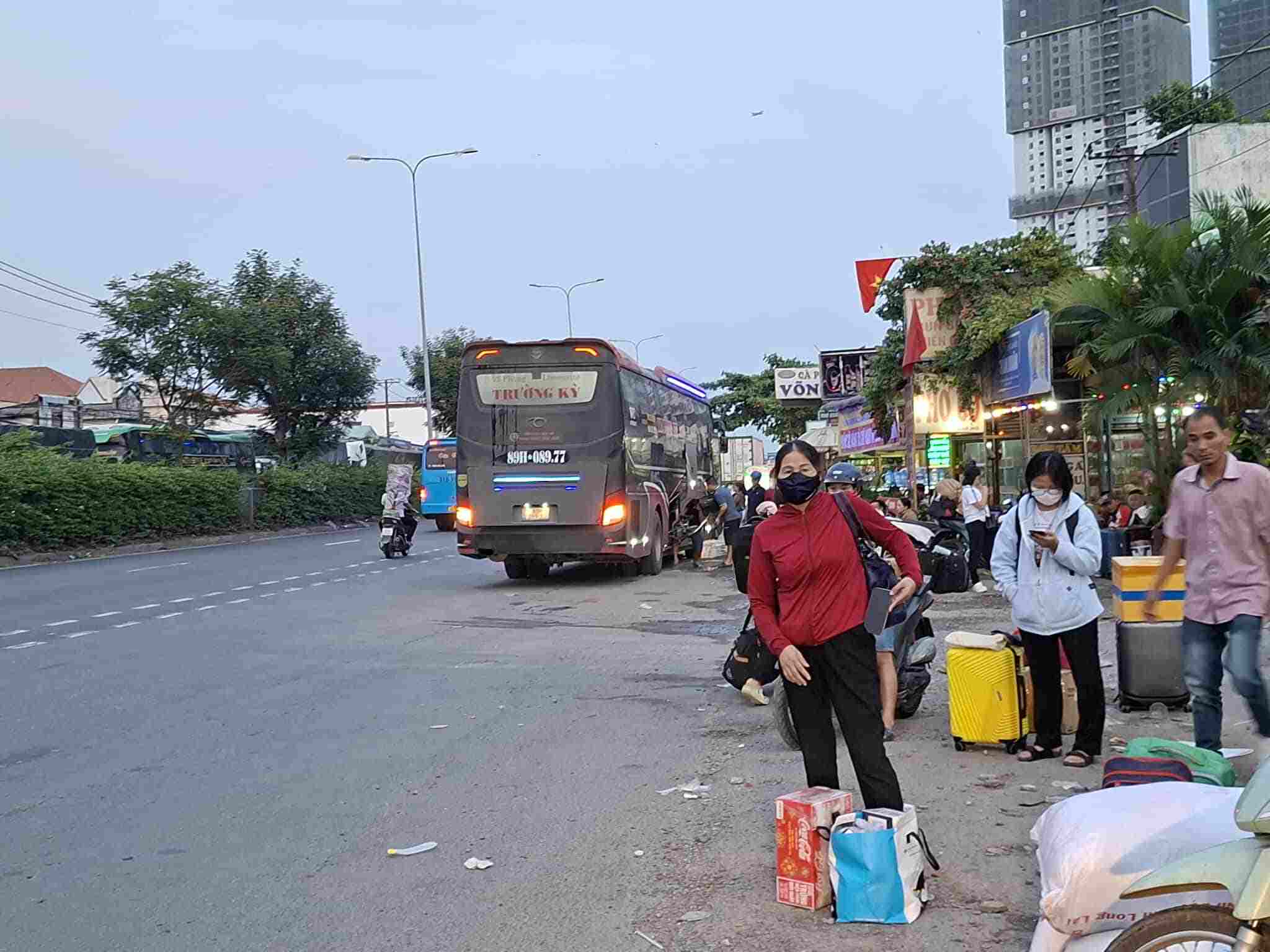 Xe dừng đón khách trên Quốc lộ 1 - trước bãi xe Lam Hồng.  Ảnh: Minh Quân