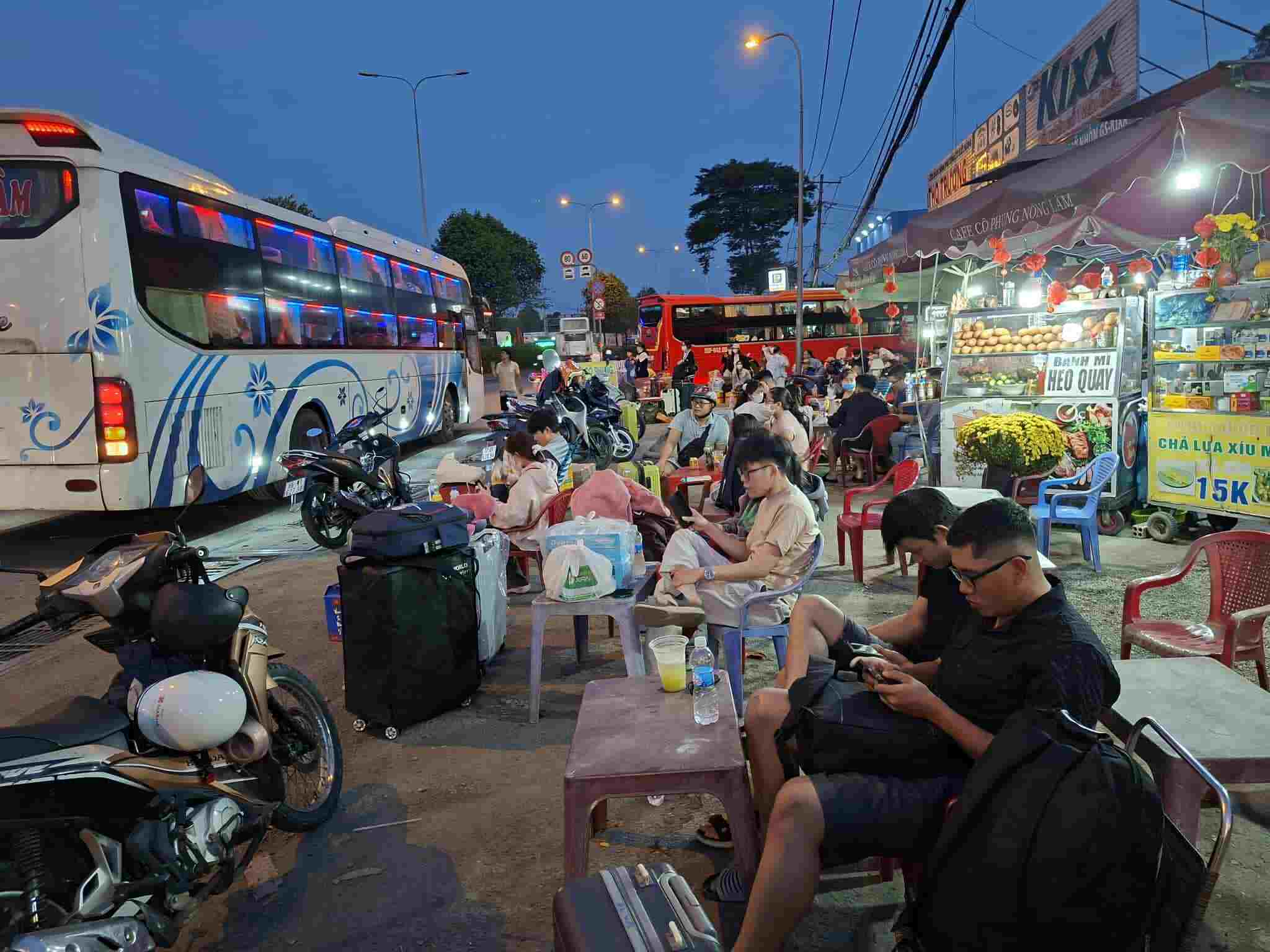 Người dân chờ đón xe trên Quốc lộ 1 - đoạn trước trường Đại học Nông Lâm TPHCM.  Ảnh: Minh Quân