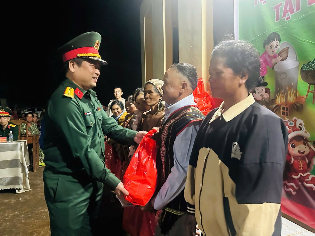 Trung đoàn 726 mang Tết đến với đồng bào vùng biên ở Lâm Đồng