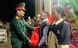 Trung đoàn 726 mang Tết đến với đồng bào vùng biên ở Lâm Đồng