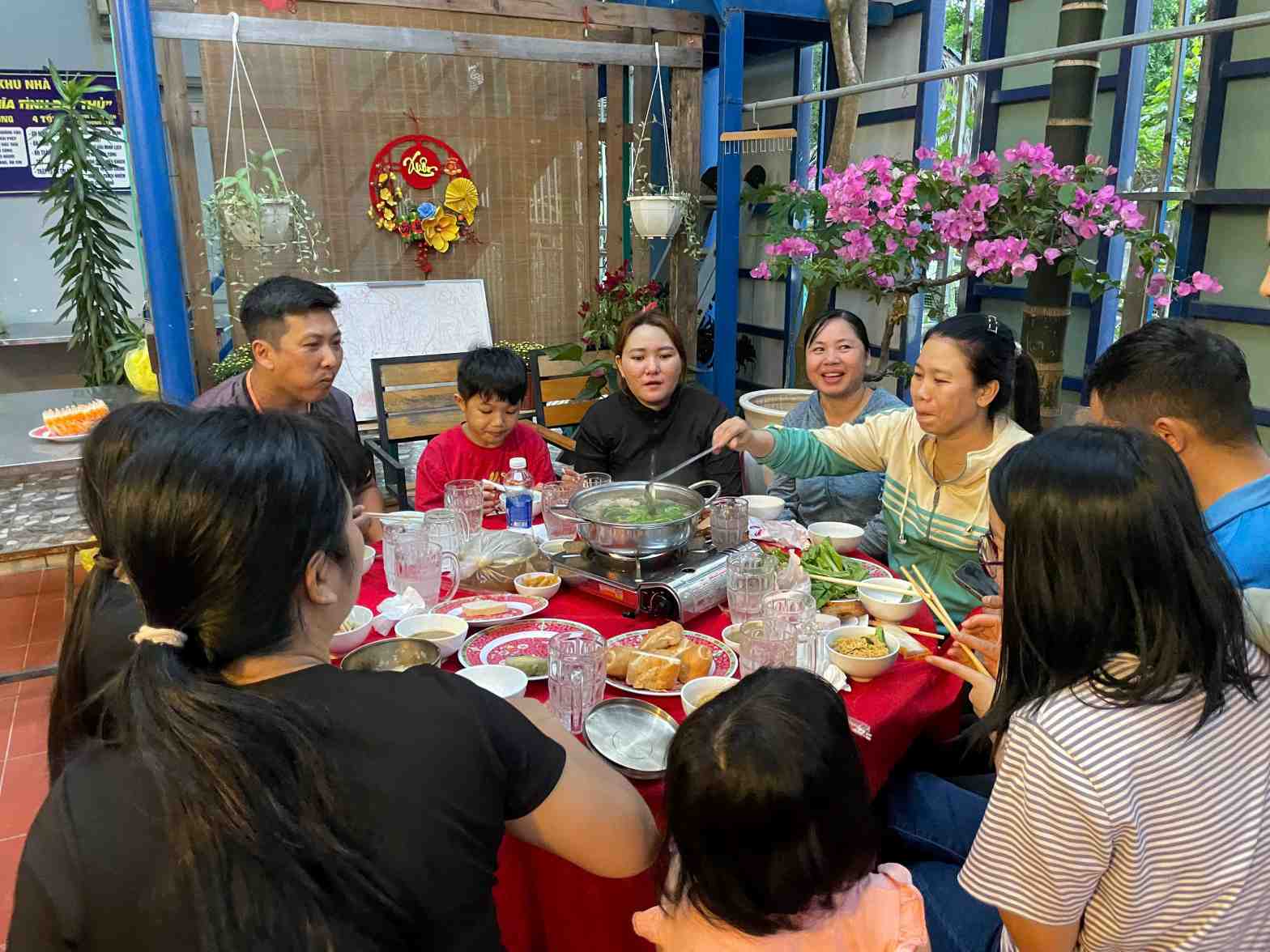 Công đoàn phối hợp cùng địa phương và các chủ trọ tổ chức 6 mâm cơm để người lao động ăn bữa cơm Tết ấm áp. Ảnh: Đình Trọng