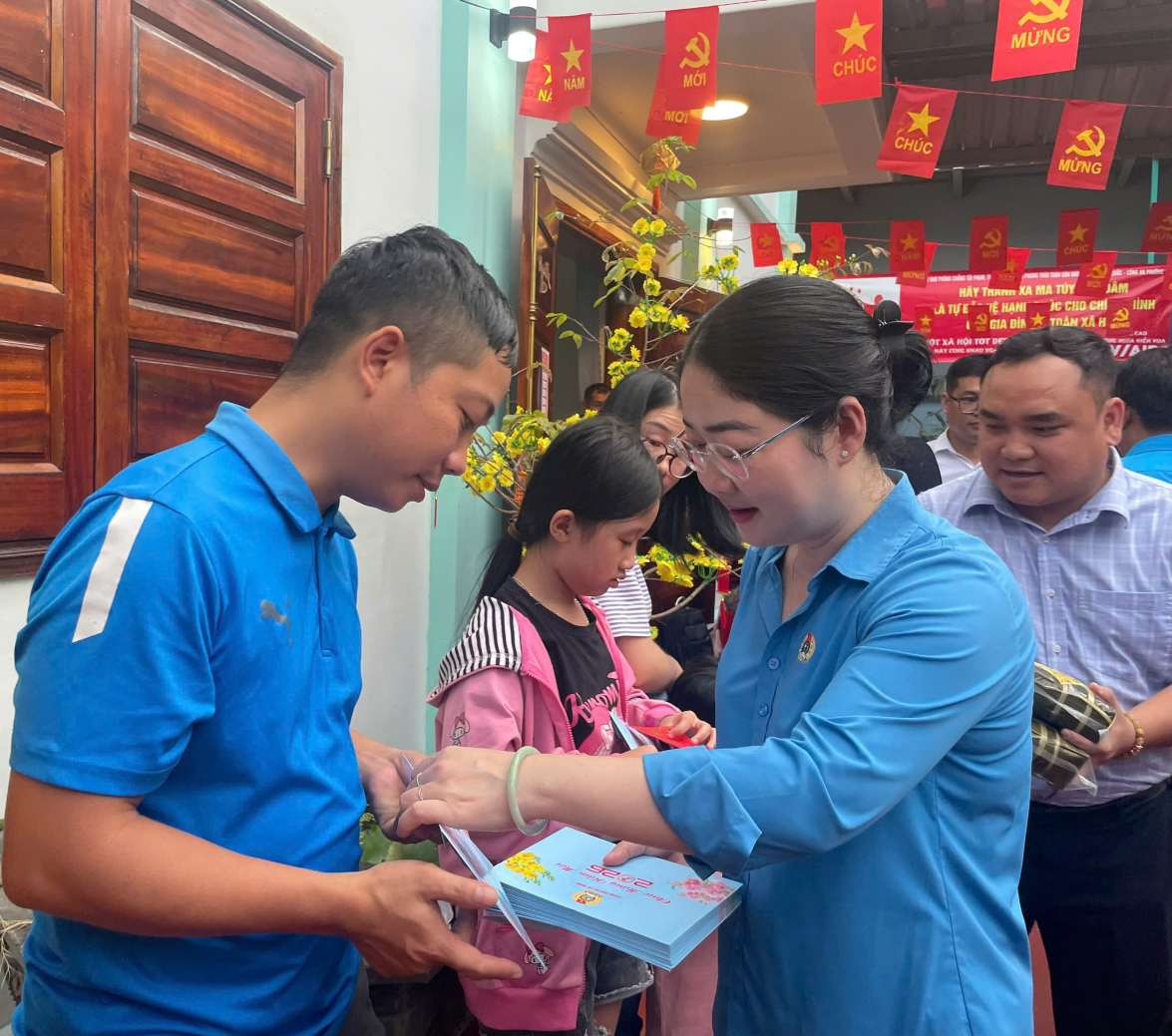 Công đoàn TPHCM trao những phần quà đến công nhân lao động. Ảnh: Đình Trọng