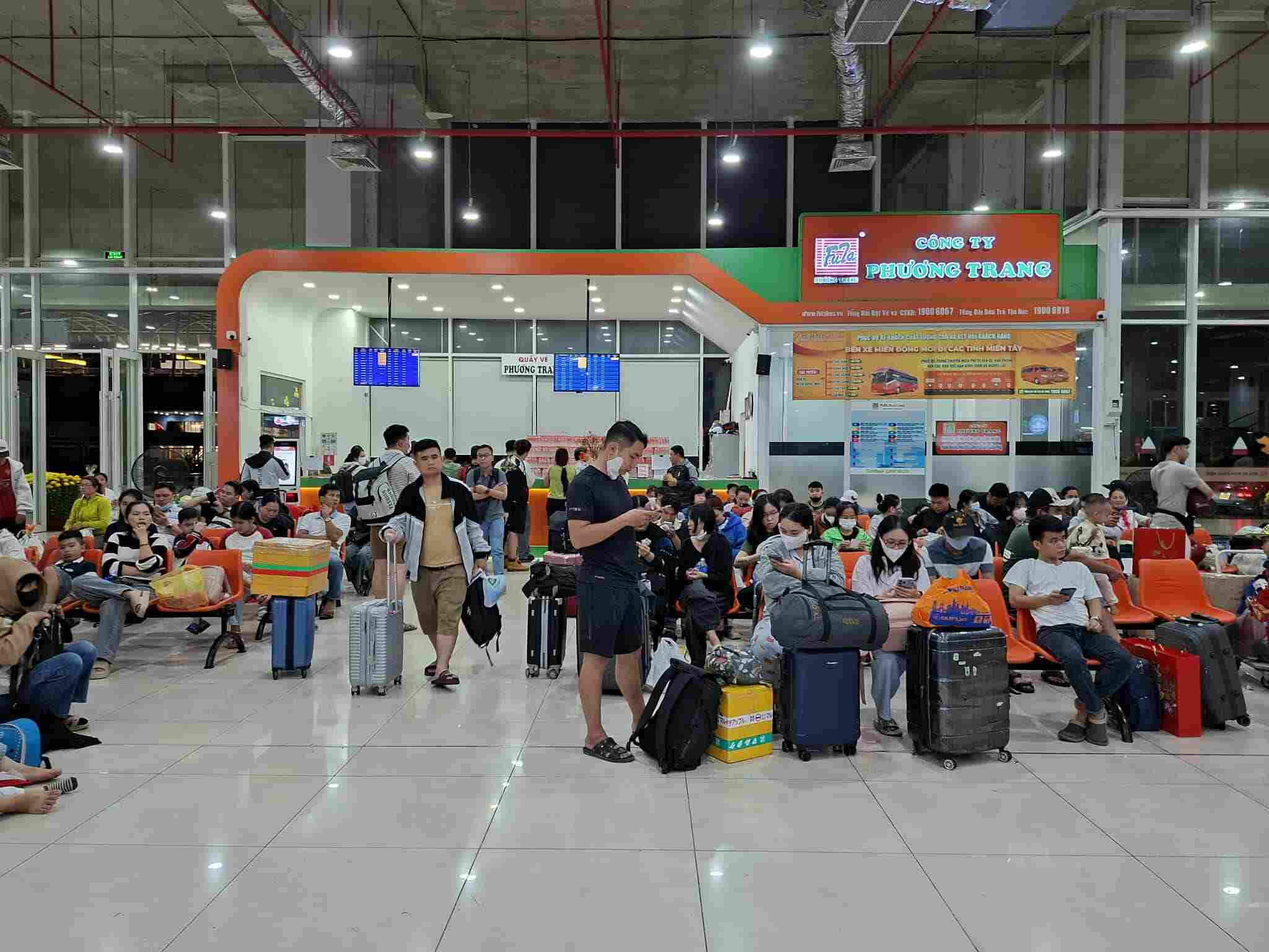 Tối 26 Tết, Bến xe Miền Đông mới đông đúc hành khách về quê.  Ảnh: Minh Quân