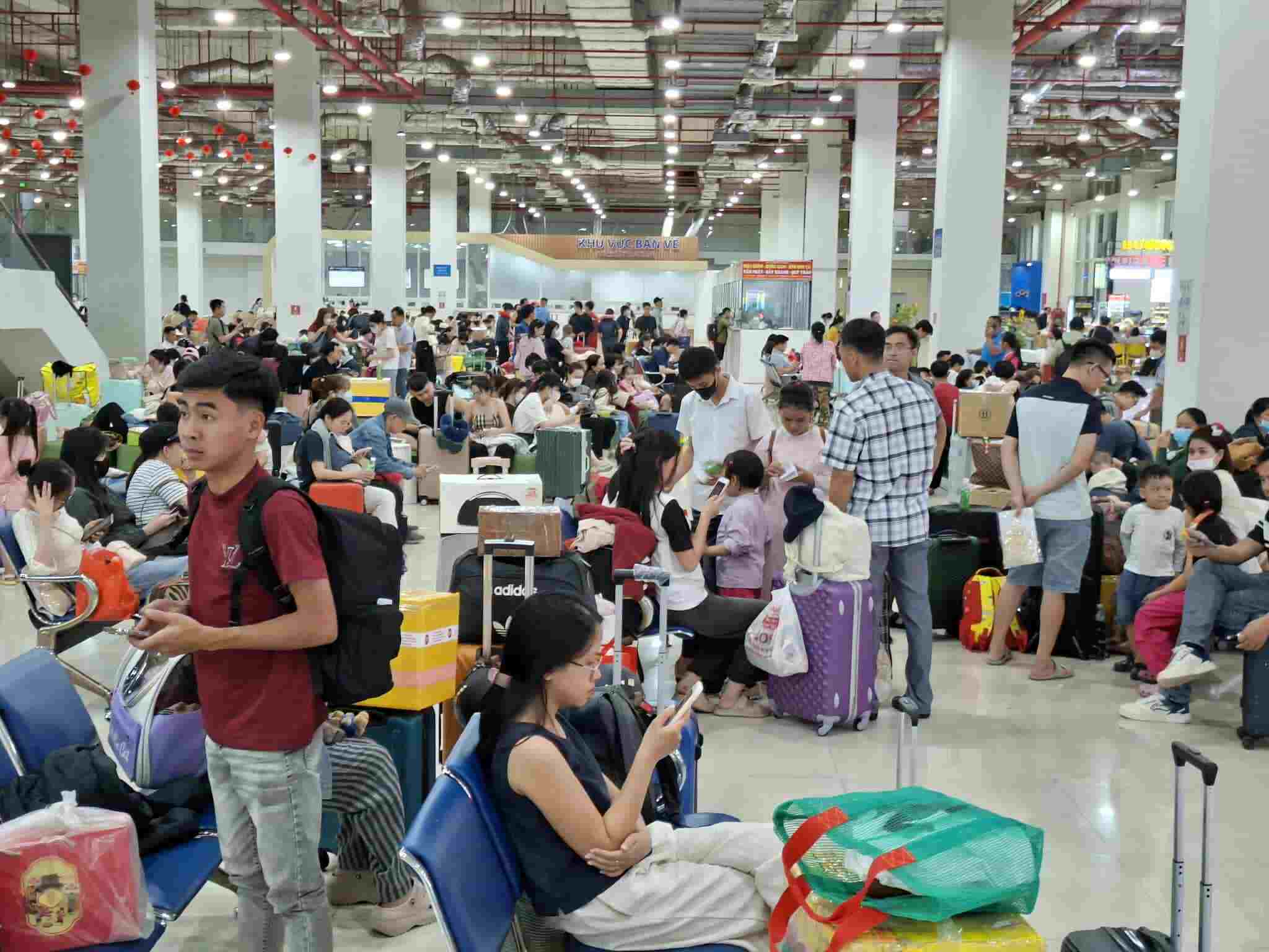The waiting area at the new Mien Dong Bus Station is packed with passengers. Photo: Minh Quan