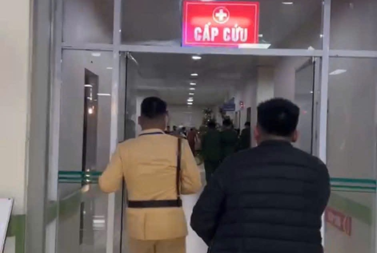Khẩn trương đưa cháu bé vào Bệnh viện cấp cứu. Ảnh: CACC