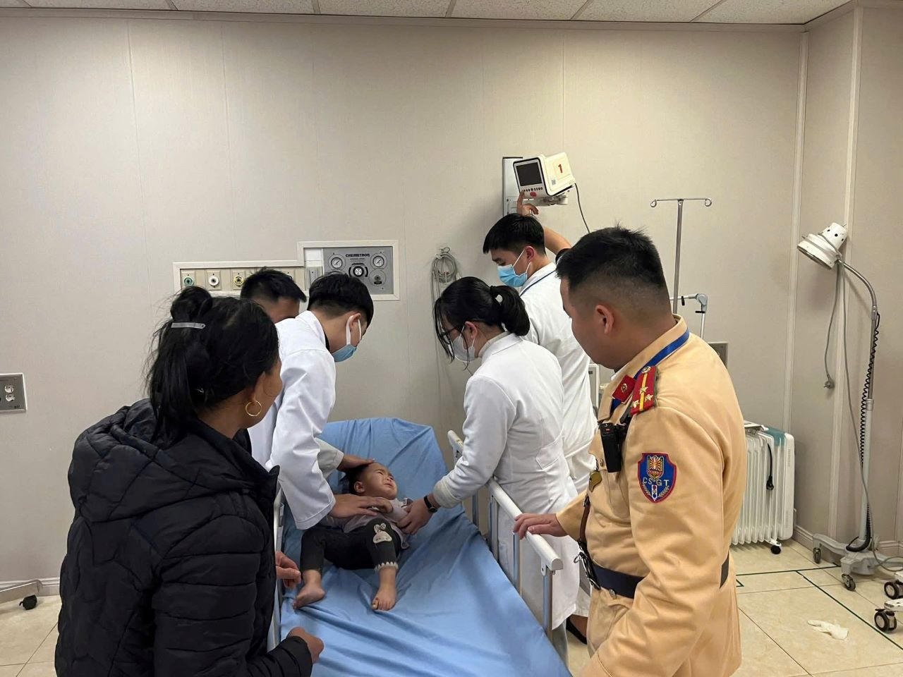 Thanks to the support of the traffic police force, Phuong was received and given timely emergency care. Photo: CACC