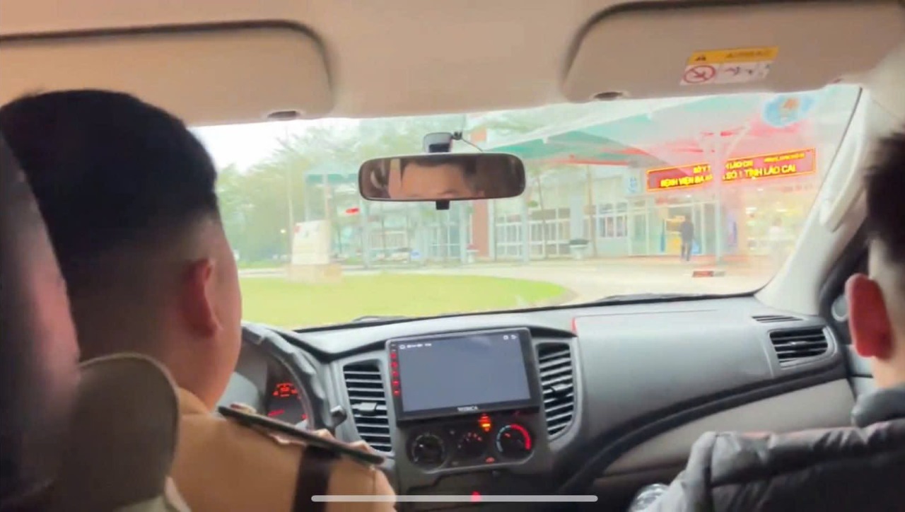 Tổ công tác thuộc Đội Cảnh sát giao thông đường bộ số 5 dùng xe công vụ đưa cháu bé đi cấp cứu tại Bệnh viện Đa khoa số 1 tỉnh Lào Cai. Ảnh: CACC