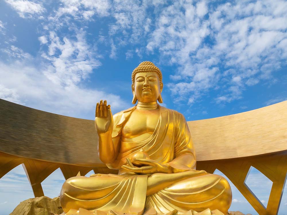 Tôn tượng Đức Phật Câu Na Hàm Mâu Ni ngự trên đài sen giữa hồ Ưu Đàm, tạo điểm nhấn trang nghiêm trong quần thể tâm linh núi Bà Đen. Ảnh: Chi Chi