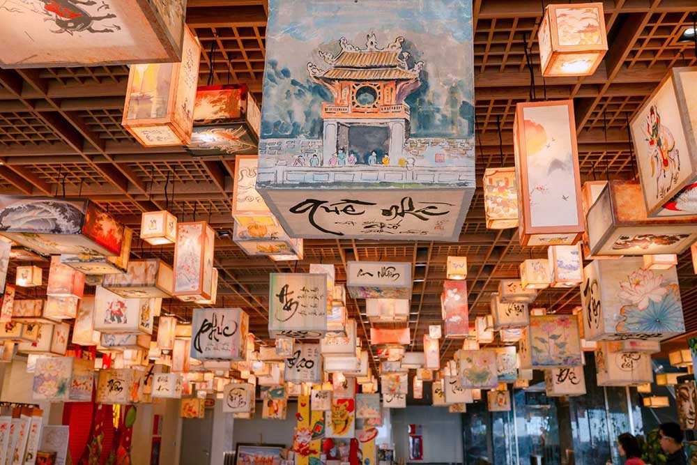 Hàng nghìn đèn đăng với họa tiết dân gian và thư pháp “An khang - Thịnh vượng” được trang trí trên đỉnh núi Bà Đen, tạo không gian xuân đậm bản sắc Việt. Ảnh: Chi Chi