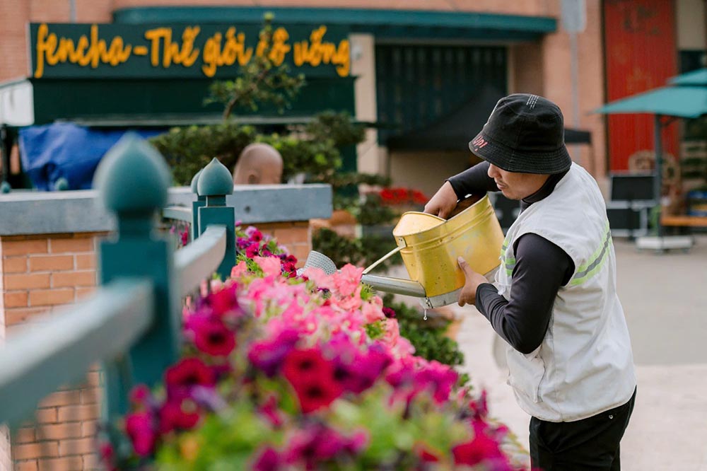 Landscape care staff are busy planting and preparing flower carpets to serve tourists during Tet at Ba Den Mountain. Photo: Chi Chi