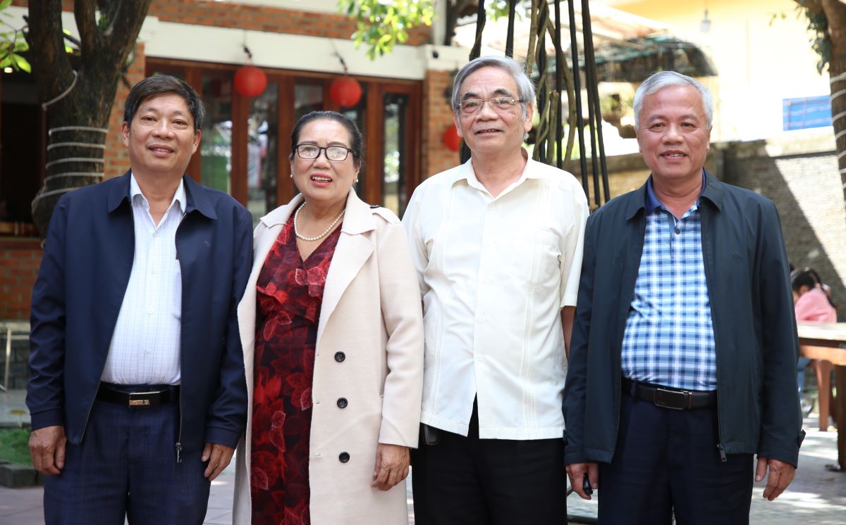 The smile returns to Ms. Nguyen Thi Cuc (2nd from the left) during her return to Quang Tri province on the 1st day of the New Year with those who accompany her on the journey of preparing policy regime dossiers for relatives. Photo: Hung Tho