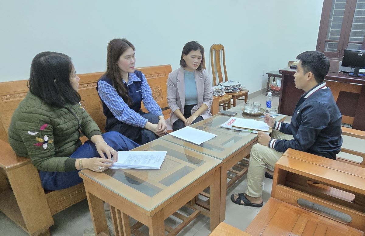 Phóng viên Báo Lao Động (bìa phải ảnh) nắm bắt tâm tư, nguyện vọng của các nhân viên thư viện trường học tại Văn phòng liên lạc Báo Lao Động tại Quảng Trị. Ảnh: Hàn Nguyên