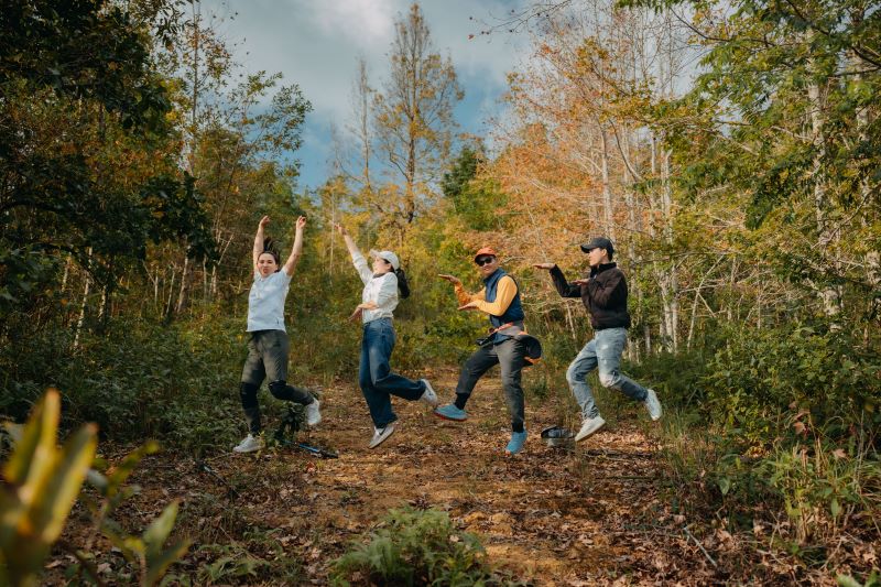 Ngoài việc du thuyền trên hồ thủy điện, người yêu thiên nhiên có thể hành trình trekking xuyên rừng phong hương, trải nghiệm không khí xuân giữa thiên nhiên hoang sơ. Ảnh: Nguyễn Bôn