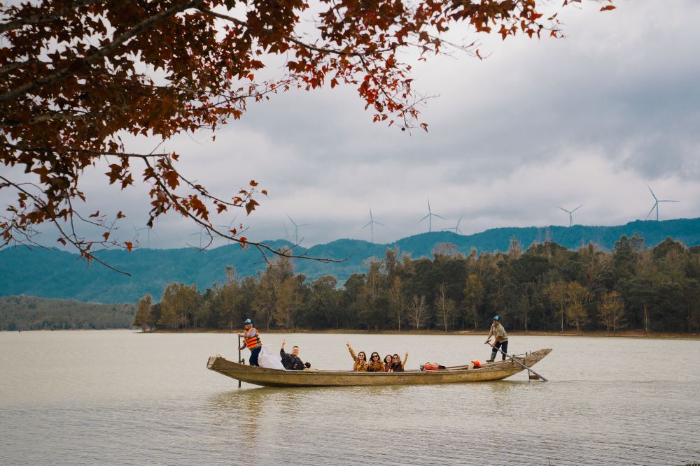 Tiếp cận rừng phong hương bằng cách di chuyển bằng thuyền trên lòng hồ Thủy điện Rào Quán. Ảnh: Lân Homi
