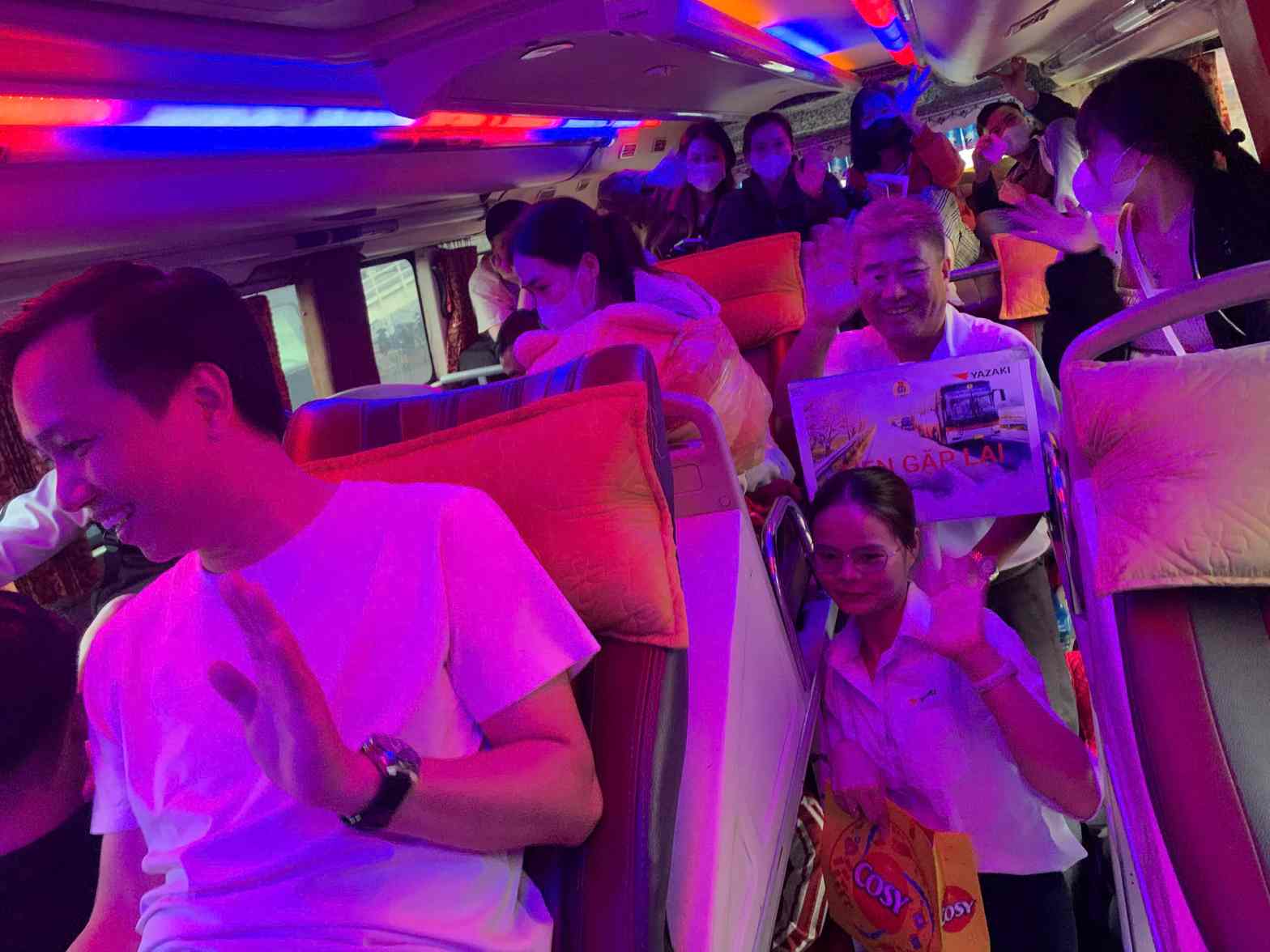 Lãnh đạo công ty ra xe tiễn công nhân về quê đón Tết. Ảnh:Đình Trọng