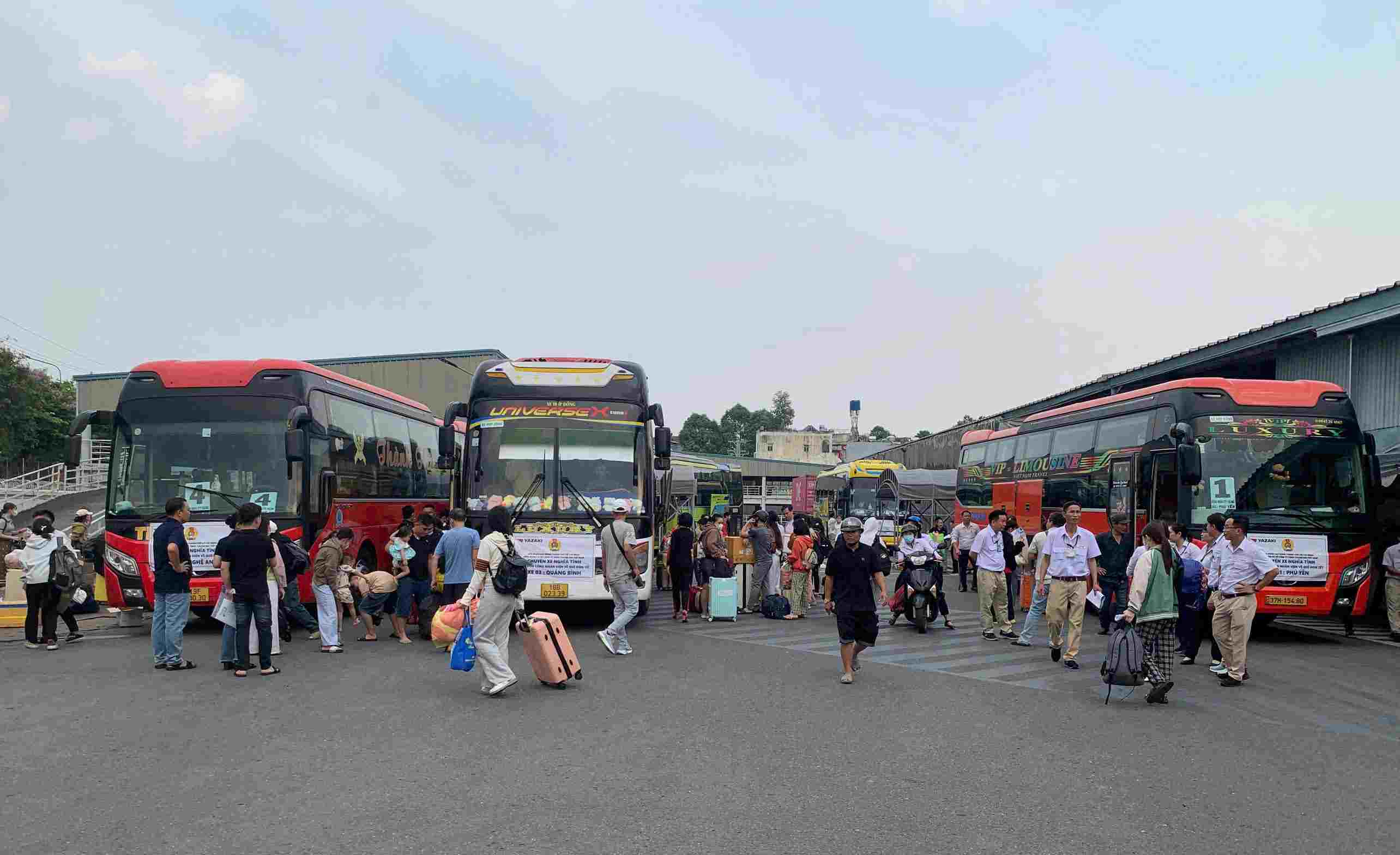 6 chuyến xe giường nằm đưa 240 công nhân về quê đón Tết. Ảnh: CĐCS cung cấp