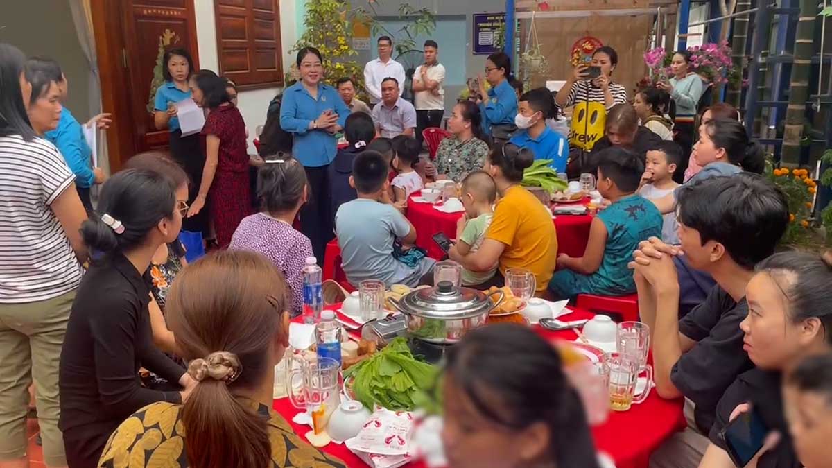 Workers living in rented rooms far from home gather to eat a solidarity and affectionate meal. Photo: Dinh Trong
