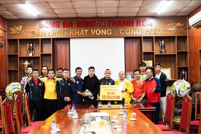 The fan association presents gifts to Dong A Thanh Hoa club. Photo: TH Supporters Association