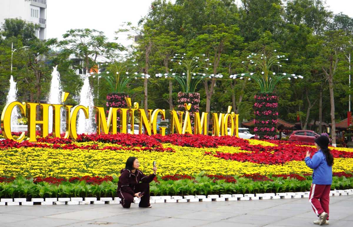 Check-in point in the City Theater square. Photo: Mai Dung
