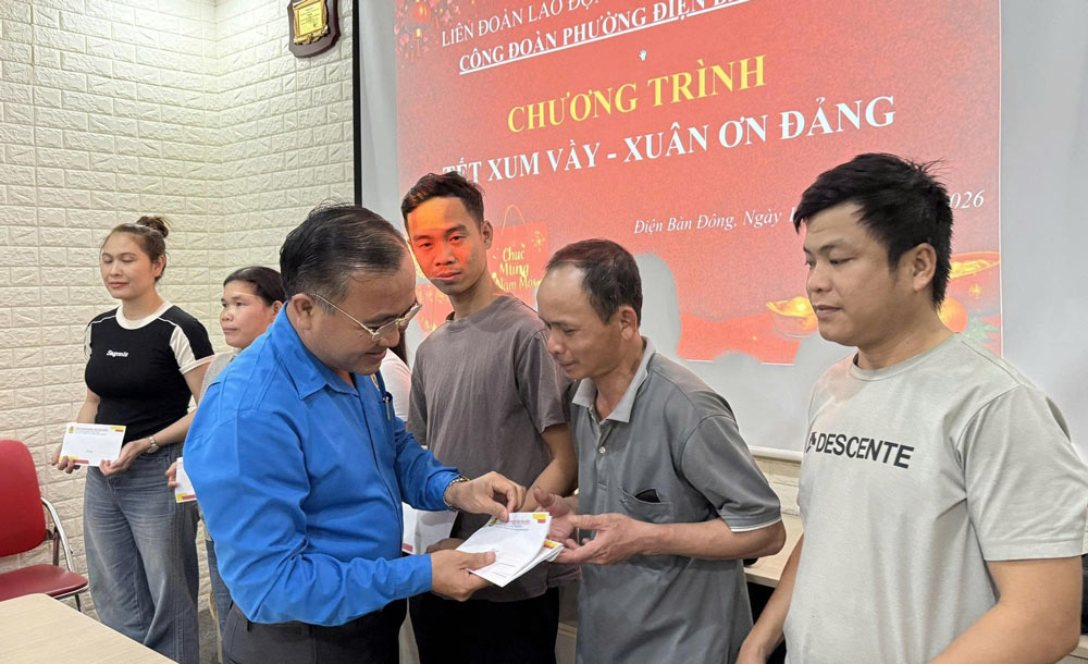 Leaders of Dien Ban Dong Ward Trade Union present gifts to support union members and workers in difficult circumstances. Photo: Da Nang Trade Union.