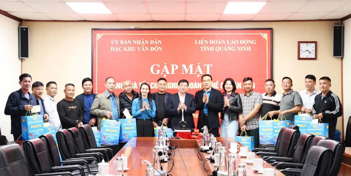 Quang Ninh Provincial Labor Federation, Van Don Special Zone People's Committee present Tet gifts to union members and fishermen at the meeting program. Photo: Quang Ninh Provincial Labor Federation