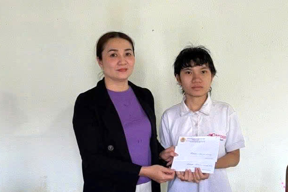 Mr. Doan of the My Son World Cultural Heritage Management Board presents sponsorship funds for 6 months of the 2025–2026 school year and Tet gifts to Nguyen Thi Le Huyen. Photo: Nam Phuoc Trade Union.
