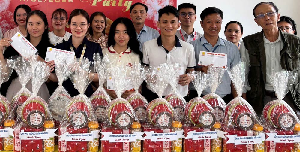 The Trade Union of the Central College presents Tet gifts to union members and workers. Photo: Huong Tra Trade Union.