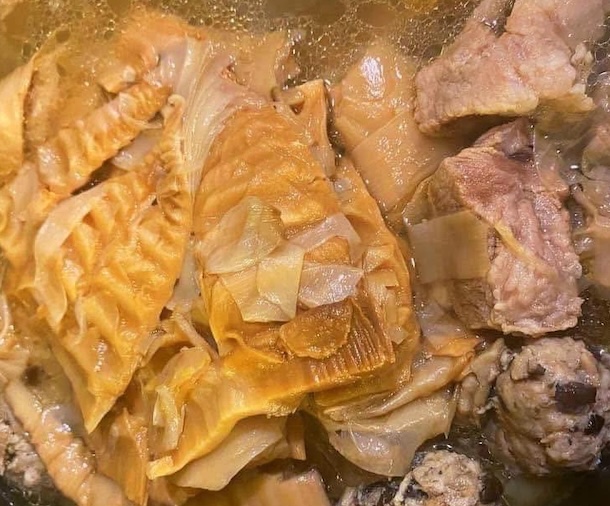 Dried bamboo shoots are a familiar dish during the Lunar New Year, but housewives need to pay attention in processing them to make the dish safe and have a weight loss effect. Photo: Kieu Vu