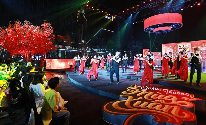 Gặp nhau cuối năm - Quảng trường mùa xuân lên sóng đêm giao thừa. Ảnh: VTV