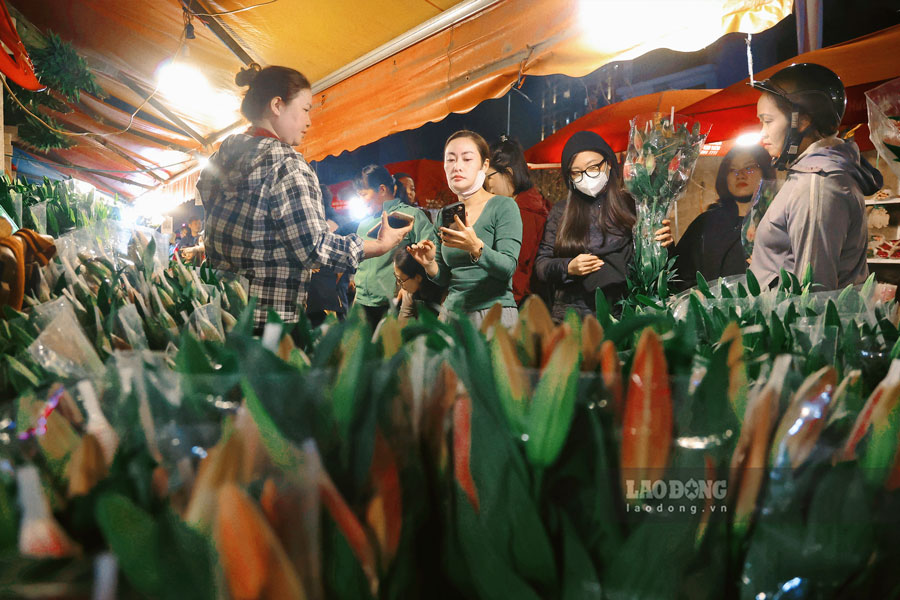 Theo khảo sát của PV, giá hoa ly dịp cận Tết tăng đáng kể. Đặc biệt, hoa ly kép “hot trend” mùa Tết năm nay có giá dao động từ 400.000 đồng đến hơn 1.000.000 đồng cho mỗi bó 5 cành đẹp, nhiều nhánh nhiều hoa.