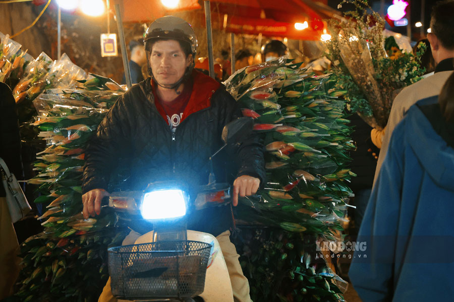 chyến xe chở hoa liên tục