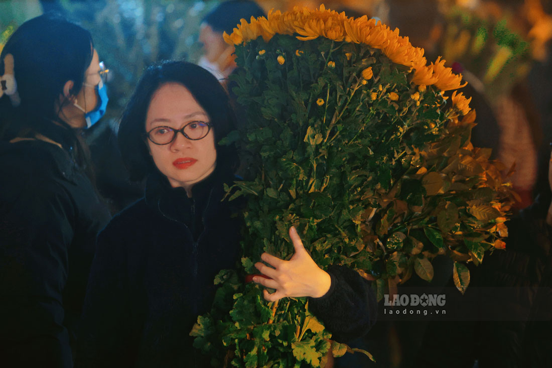 Sau khoảng gần 2 tiếng đồng hồ, gia đình chị Bùi Khánh Linh (phường Cầu Giấy, Hà Nội) mới chọn mua được bó hoa ưng ý. Chị cho biết, chợ hoa rất đông khiến việc lựa chọn hoa cũng khó khăn hơn ngày thường. Tuy nhiên, do là chợ đầu mối nên hoa tươi, chị và gia đình khá ưng ý.