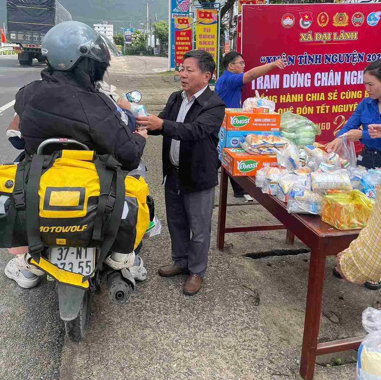 The locality organizes "Meaningful Rest Stop" for people far from home to return home for Tet. Photo: Xuan Hoa