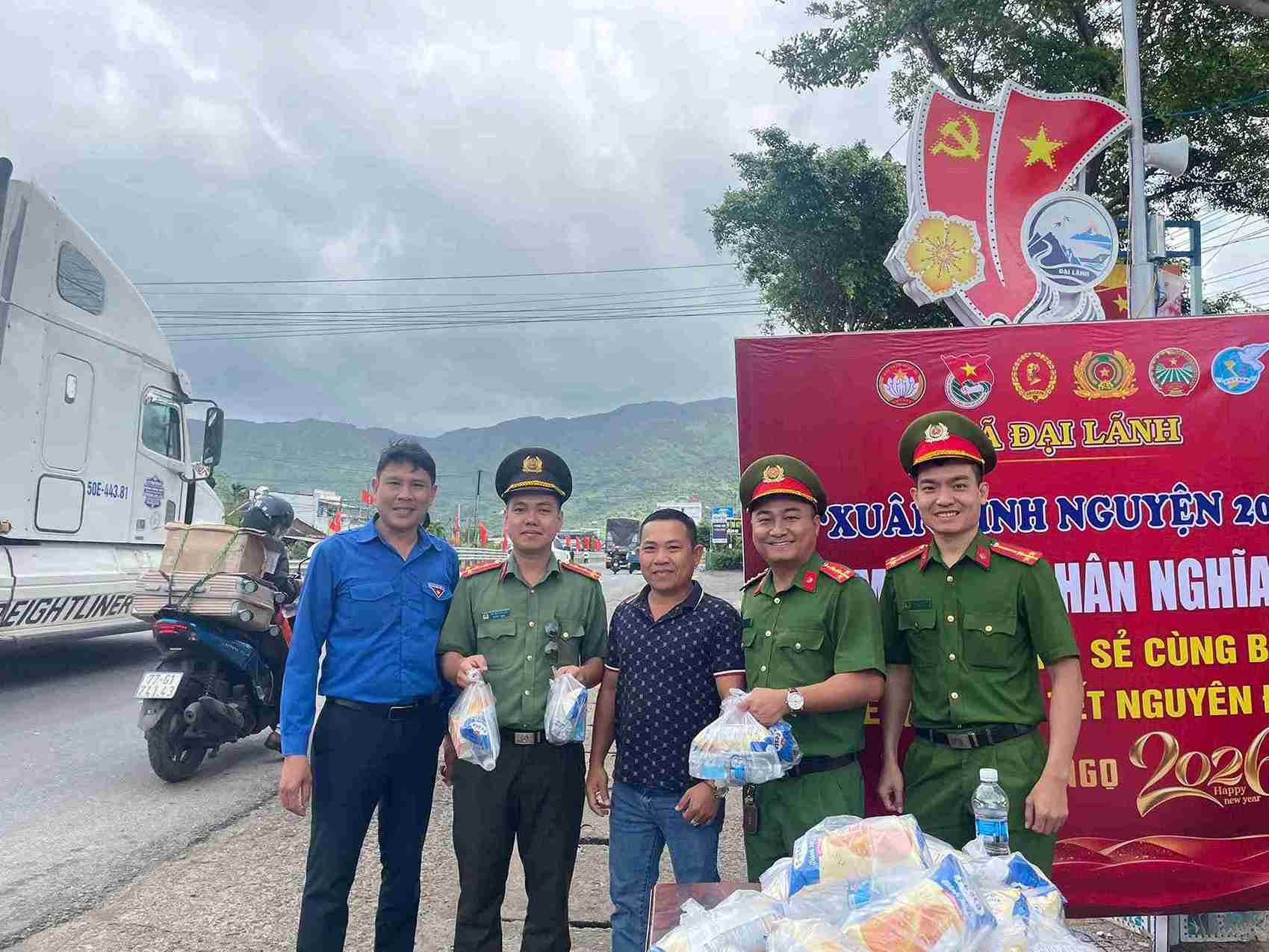 Hình ảnh chiến sĩ công an trao quà cho người dân trong dịp Tết. Ảnh: Xuân Hòa