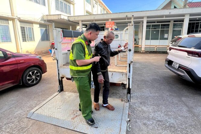 Police of Pong Drang commune (Dak Lak province) take Mr. Bui Xuan Hoang to the hospital for treatment. Photo: Police provided