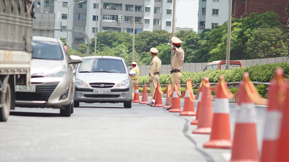 Lực lượng Cảnh sát giao thông dựng các cọc di động để phân luồng. Ảnh: Việt Dũng