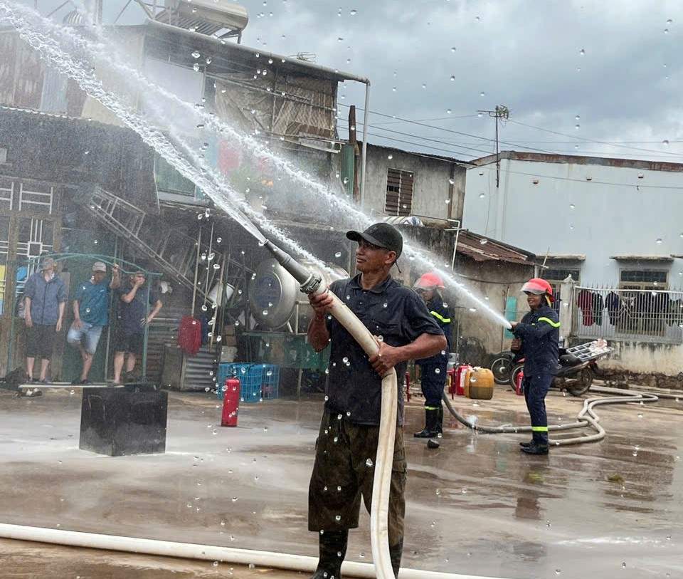 Người dân được trang bị các kỹ năng cần thiết để xử lý các sự cố cháy nổ xảy ra. Ảnh: Bảo Trung