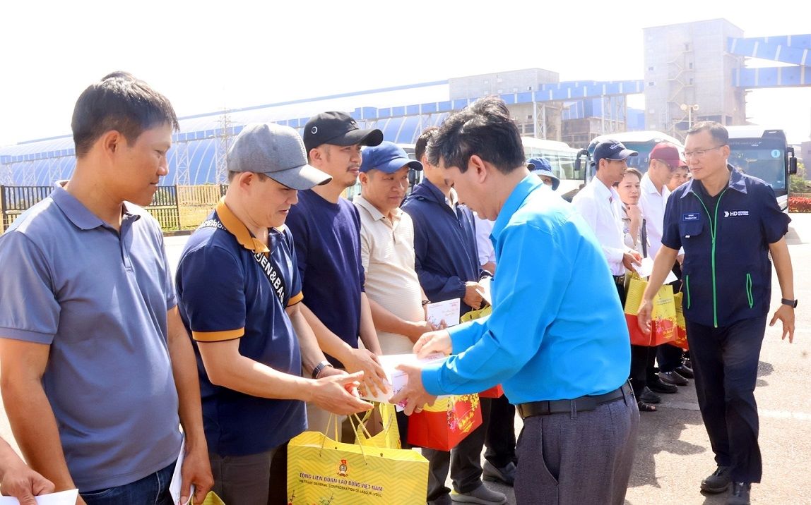 Đại diện Liên đoàn Lao động tỉnh tặng quà công nhân Công ty TNHH HD Hyundai Eco Vina trước khi công nhân lên xe về quê đón Tết. Ảnh: Viên Nguyễn