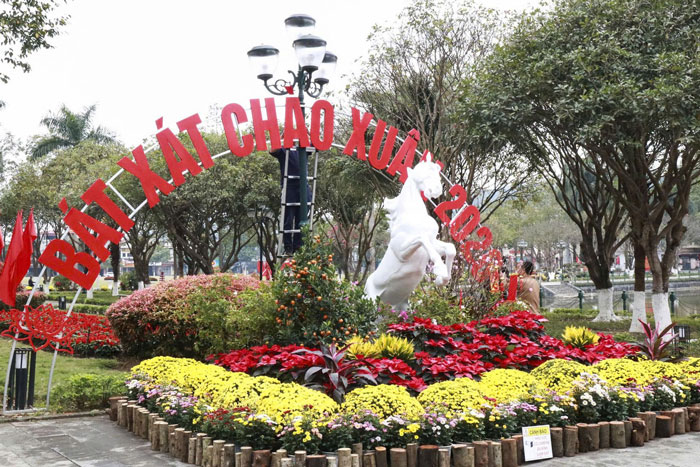 Tại trung tâm xã Bát Xát, linh vật ngựa đã hiện hình, trở thành điểm tham quan của người dân, du khách. Ảnh: Đinh Đại