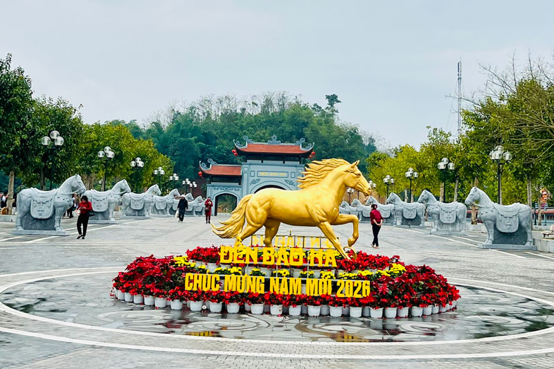 Nổi bật không kém cặp ngựa ở Sa Pa và quảng trường 19.8 là chú ngựa vàng tại đền Bảo Hà. Ảnh: Đinh Đại 