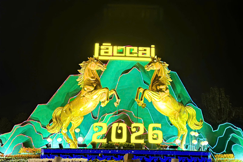 Linh vật ngựa vàng xuất hiện lung linh về đêm sau bao ngày người dân Lào Cai chờ đợi. Ảnh: Văn Đức 