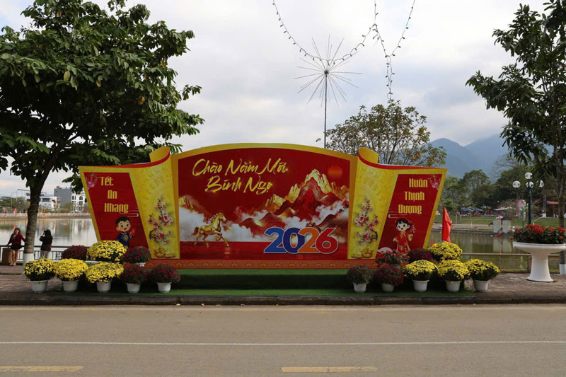 Nhiều khu vực được trang trí lộng lấy với hình linh vật đáng yêu, thu hút người dân và du khách đến check - in. Ảnh: Đinh Đại