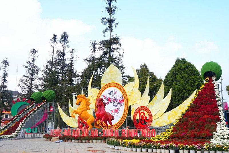 Cặp linh vật ngựa năm nay tại Sa Pa gây ấn tượng bởi dáng vẻ mạnh mẽ, sinh động. Ảnh: Đinh Đại